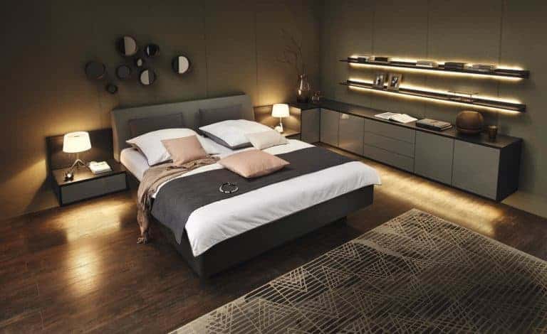 v.l.n.r.
68885, 68877; Bettanlage mit Eckumbau; B: 394,9 cm x 298,3 cm, H: 149,0 cm, T: 49,2/223,3 cm; Eiche graphit; Lack taupe hochglaenzend; Leder Hermes Smoke; PG2;