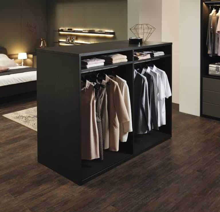 v.l.n.r.
68885, 68877; Bettanlage mit Eckumbau; B: 394,9 cm x 298,3 cm, H: 149,0 cm, T: 49,2/223,3 cm; Eiche graphit; Lack taupe hochglaenzend; Leder Hermes Smoke; PG2;
78784; beitseitige Regal-Kombination; 4 Raster; B/H/T 188,7 cm x 148,6 cm x 85,6; Eiche graphit; PG2;
68878, 68879; Eckkleiderschrank; 7 Raster; B: 405,7 x 332,4 cm, H: 250,9 cm, T: 50,8 cm; Eiche graphit; Lack taupe hochglaenzend; PG2;