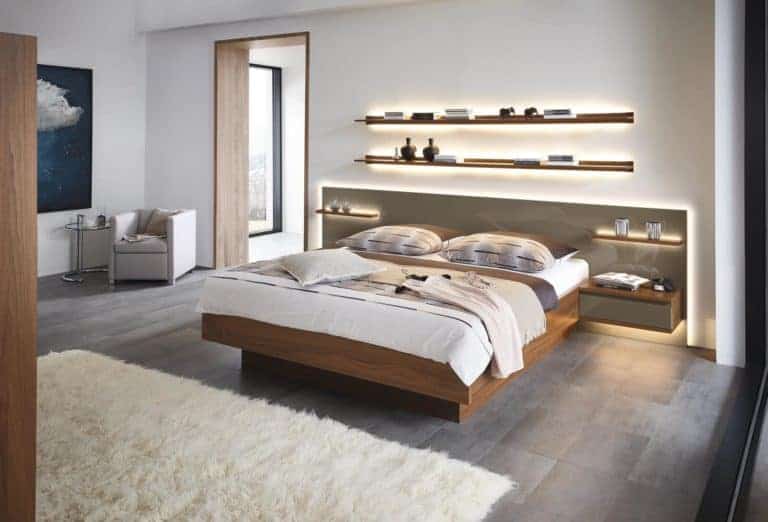 41699; Bettanlage mit Paneelkopfteil; B: 312,6 cm, H: 95,8 cm, T: 52,9/207,0 cm; Nussbaum nova; Lack terra hochglaenzend; PG2;
2x 75907; Wandbord; 240,0 cm x 8,2 cm x 20,6 cm; Nussbaum nova; PG2;