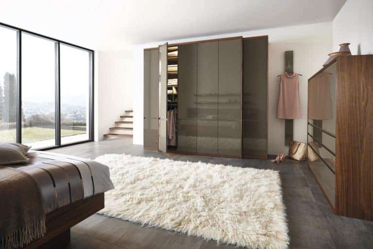 v.l.n.r.
41609; Bettanlage mit Polsterkopfteil; B: 306,6 cm, H: 98,3 cm, T: 49,2/223,3 cm; Nussbaum nova; Lack terra hochglaenzend; Leder Hermes Mocca; PG2;
41607; Kleiderschrank; 6,5 Raster; B/H/T 270,0 cm x 236,6 cm x 62,0 cm; Nussbaum nova; Lack terra hochglaenzend; PG2;
76746; Paneelstollen; 5 Raster; B/H/T 15,0 cm x 176,0 cm x 13,2 cm; Lack terra hochglaenzend; PG1;
41600; Highboard; 4 Raster; B/H/T 180,0 cm x 148,6 cm x 49,2 cm; Nussbaum nova; Lack terra hochglaenzend; PG2;